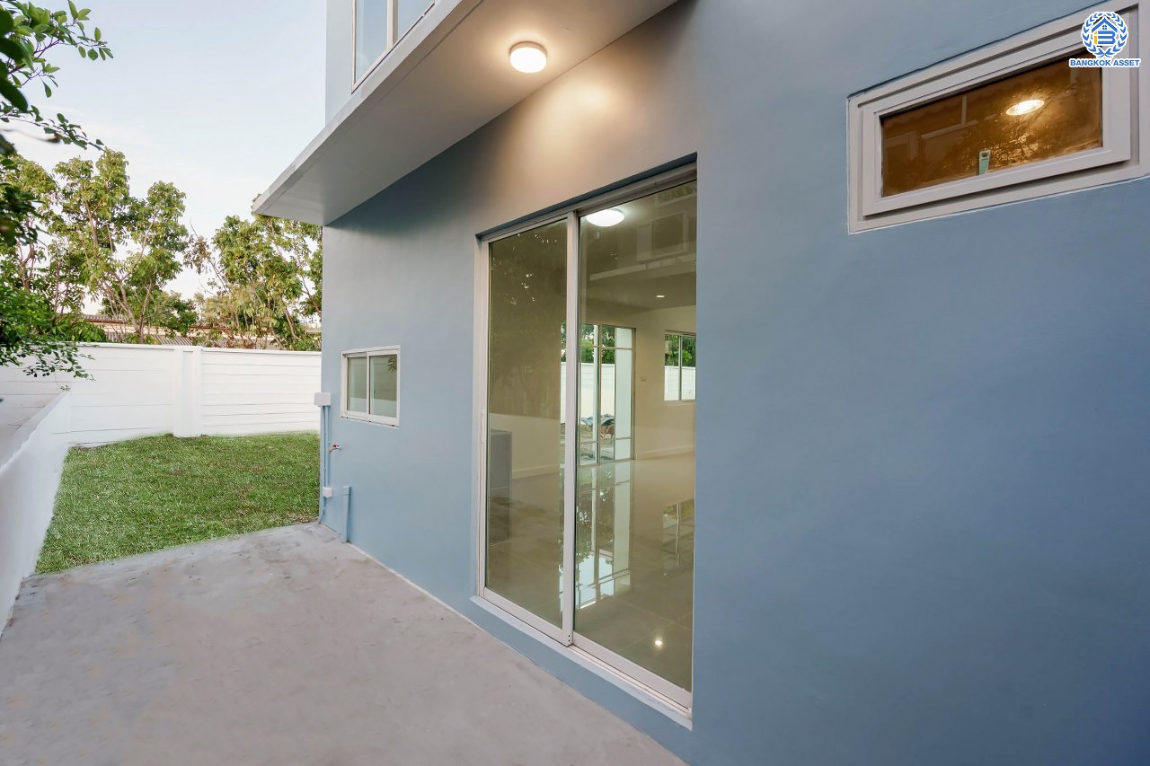 บ้านมือสองตกแต่งใหม่ โครงการ เดอะวิลเลจ แจ้งวัฒนะ-ติวานนท์ หลังมุม เนื้อที่ 58.4 ตร.ว. ดีไซน์ตอบทุกไลฟ์สไตล์ ฟังก์ชัน 3 ห้องนอน 2 ห้องน้ำ จอดรถได้ 2 คัน Living ชั้นล่างกว้างขวาง สามารถกั้นเป็นห้องเพิ่มได้สบาย ๆ บนทำเลติดถนนใหญ่ เชื่อมต่อทุกเส้นทาง ใกล้รถไฟฟ้าสายสีชมพู "สถานีแจ้งวัฒนะ-ปากเกร็ด28" และจุดขึ้นทางด่วน "ศรีสมาน"